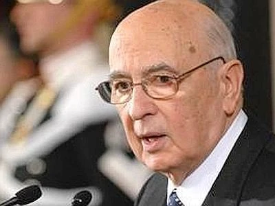 Napolitano: "Il governo deve vivere, c'è in gioco la sopravvivenza del Paese"