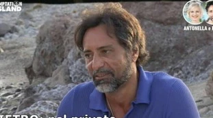 Temptation Island, raptus di Antonella Elia: "Non mi toccare, schifoso. Mostro, vergognati". Diluvio di insulti a Pietro