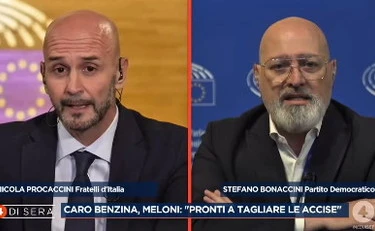 Bonaccini in tilt dopo la domanda di Procaccini: "Come mai?", figuraccia a 4 di Sera