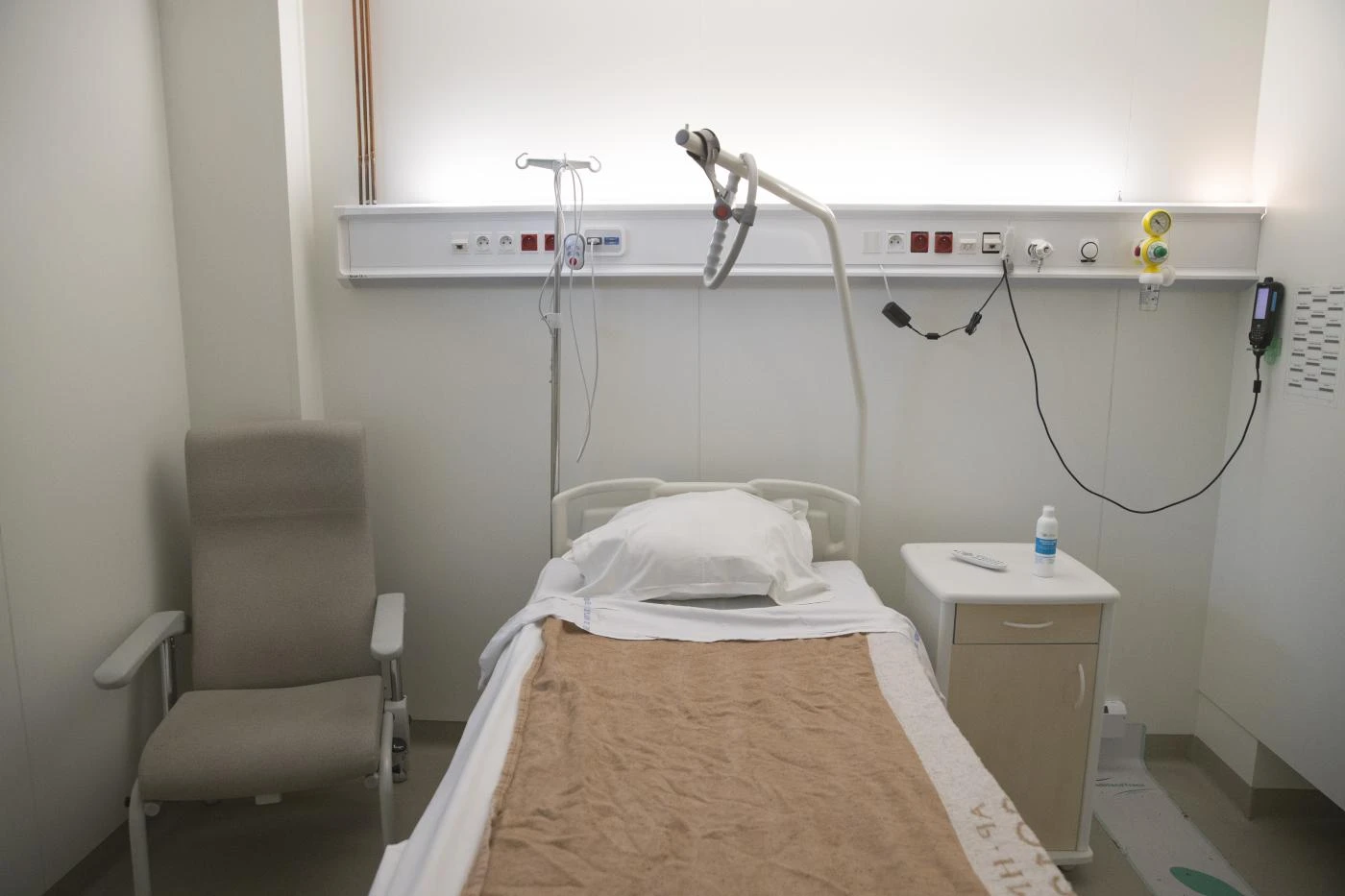 Coronavirus, a Napoli non c'è ma in centinaia si barricano e non lavorano