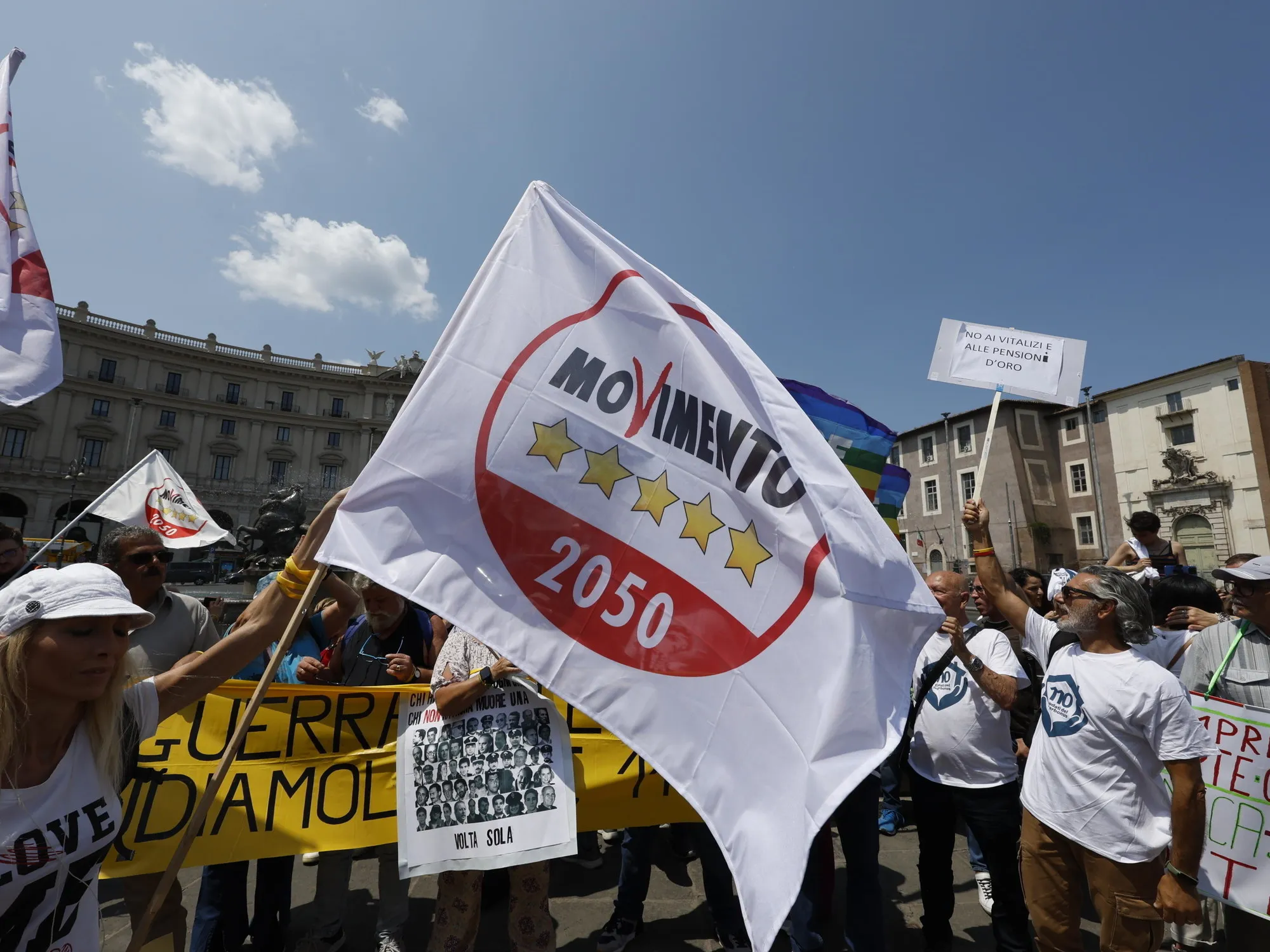 Regioni rosse, torna il reddito grillino ai fannulloni