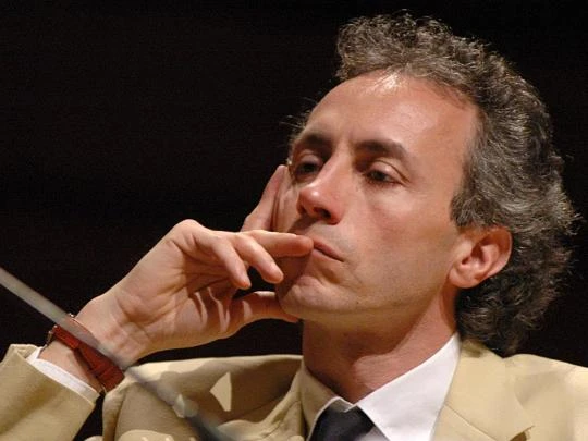 Meno male che Silvio c'è. Il Fatto respira e lui piange per la gioia: "E' tornato!"