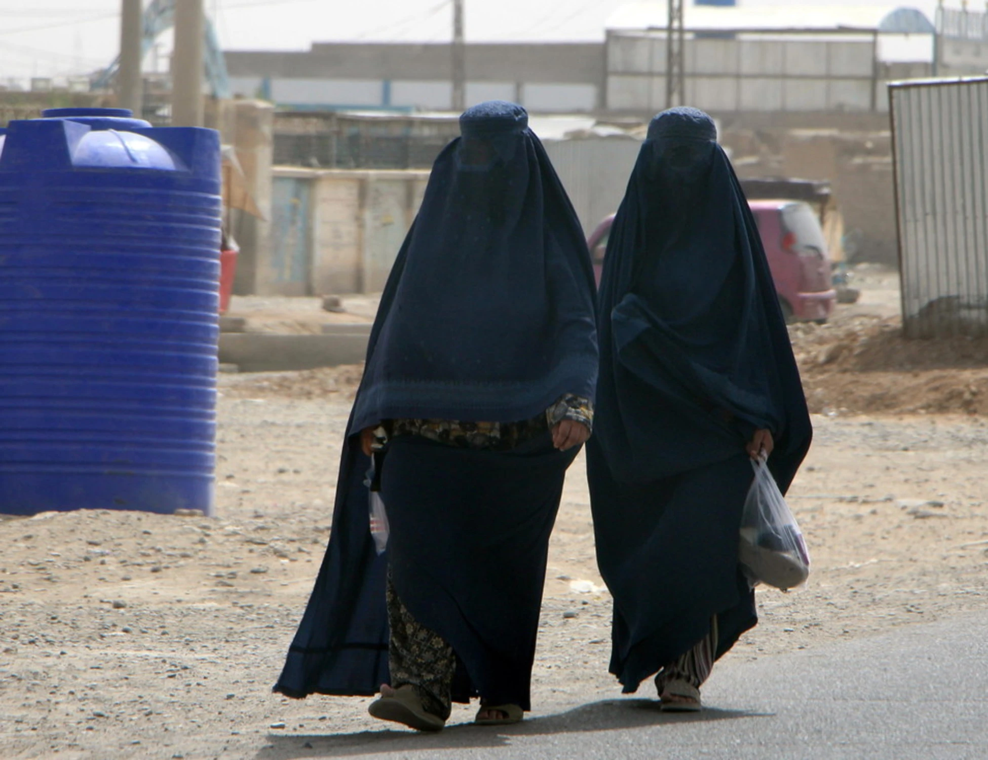 Cortona, la svolta anti-islam targata destra: vietato il burqa in Comune