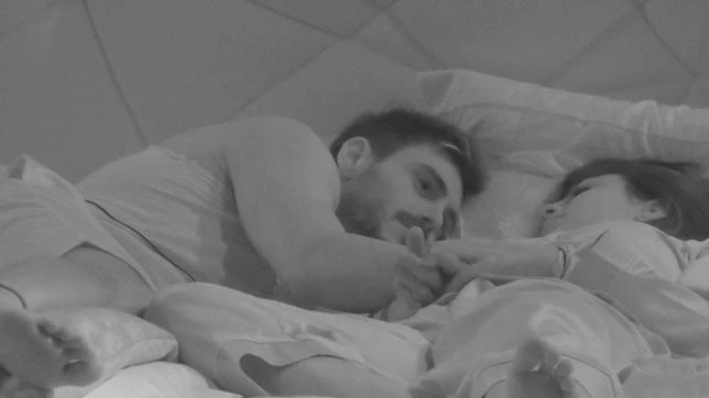 Grande Fratello Vip, Francesco Monte e Giulia Salemi per la prima volta a letto insieme. Come li hanno beccati