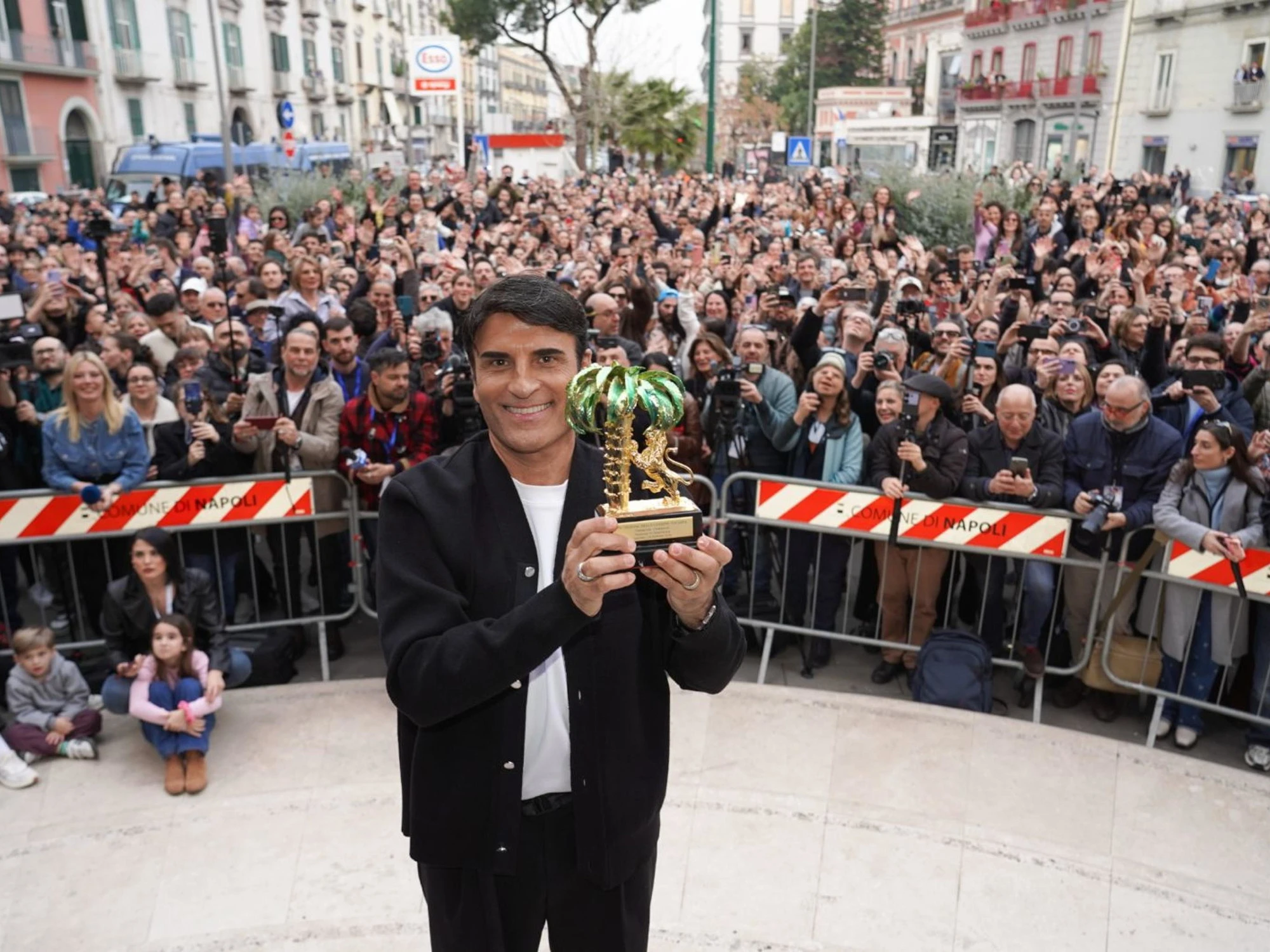 Difende la famiglia: Sal Da Vinci nel mirino