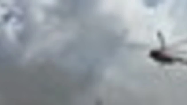 A Kiev pompieri al lavoro negli edifici distrutti da raid russi