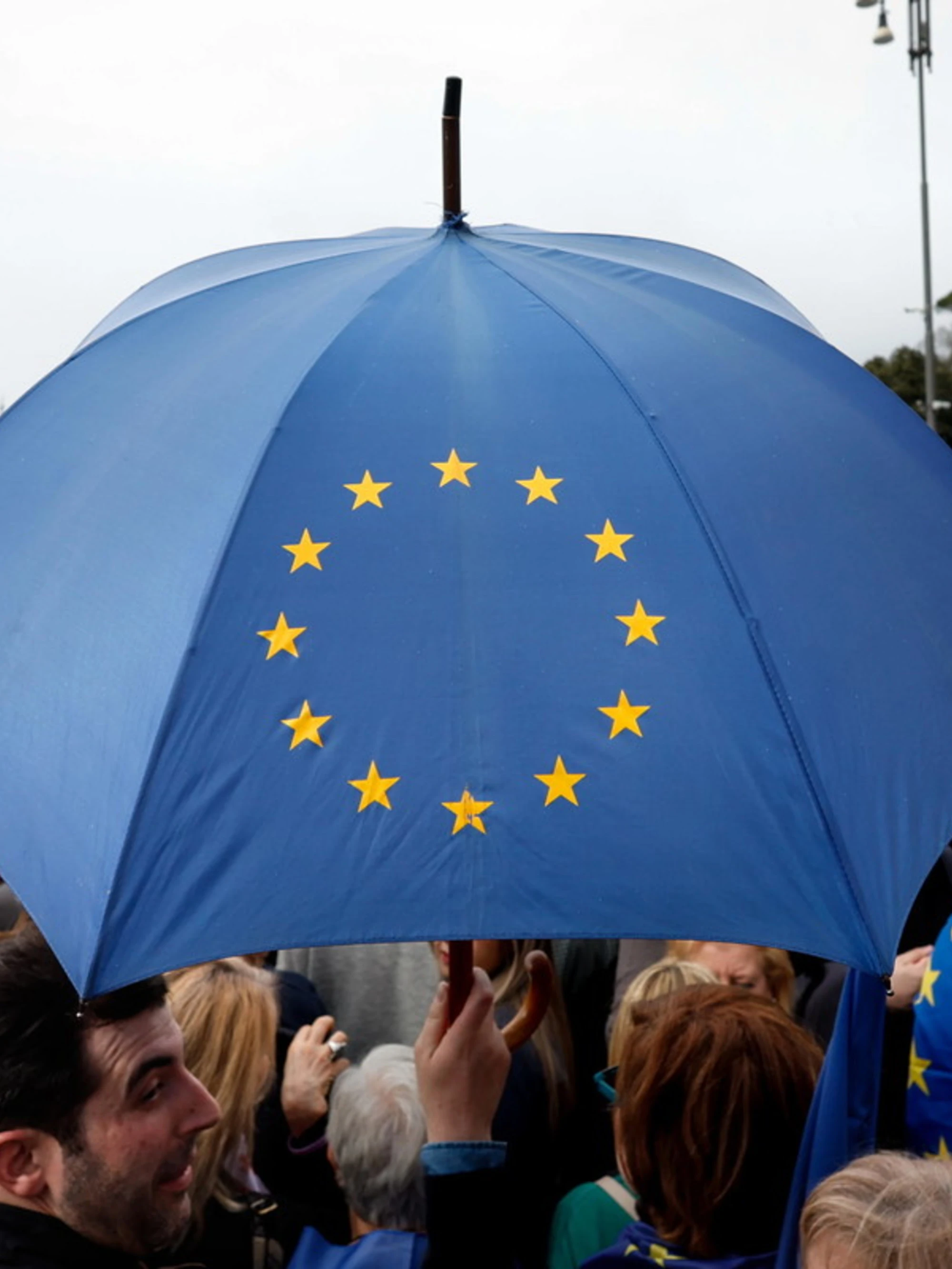 In piazza per l'Europa, sinistra senza idee. L'unica certezza? "Donald Trump il male assoluto"
