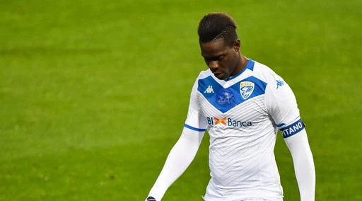 Mario Balotelli perde anche la faccia: vuole 400mila euro di danni dal Brescia