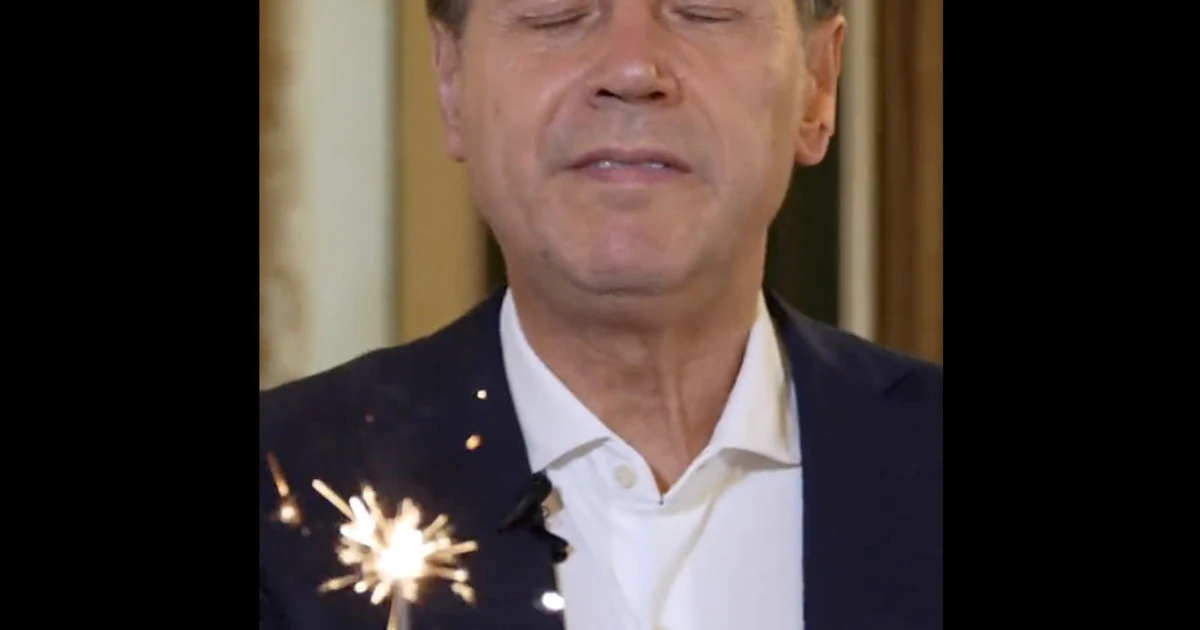 Giuseppe Conte con candelina scintillate: "Festeggiamo!", buffonata contro Meloni