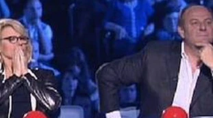 Gerry Scotti e Maria De Filippi, clamorosa truffa: il loro volto utilizzato inconsapevolmente