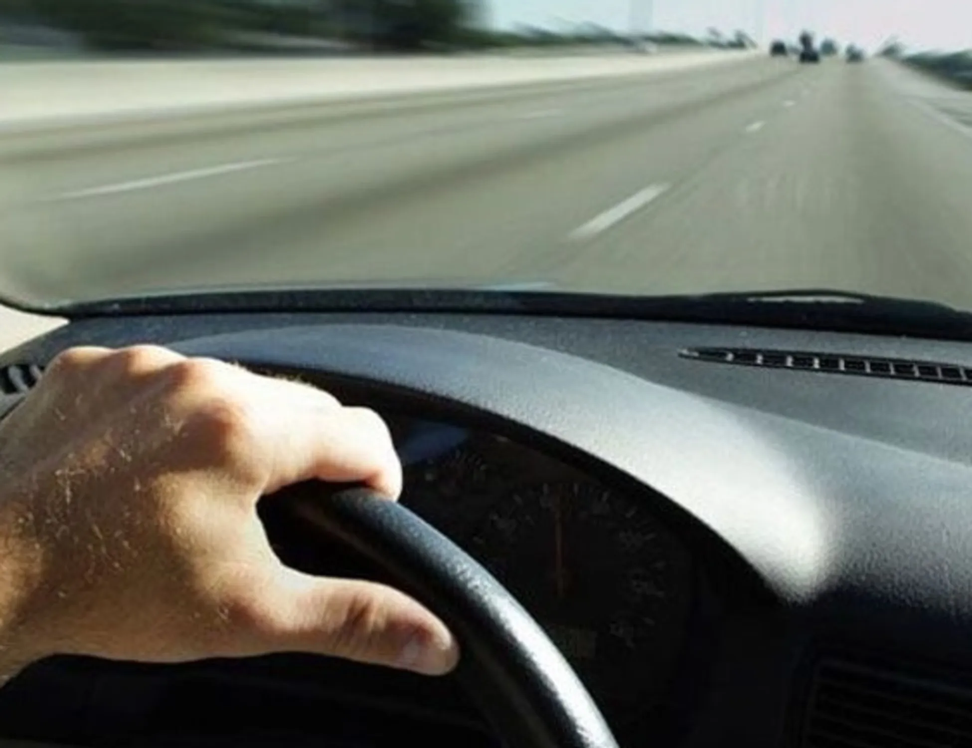 Autostrada, occhio a percorrere la corsia centrale: quando scatta la multa