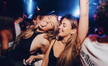 Estate '26, il divertimento cambia… e le discoteche non sono in crisi