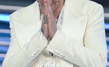 Sanremo 2026, la diretta della seconda serata: delirio per Achille Lauro, l'imbarazzo della Pausini