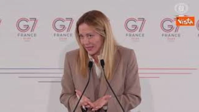 Meloni scherza con i cronisti al G7: Ho smesso di fumare, non ve ne siete accorti e avete "bucato"