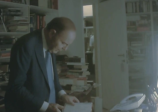 Scherzi a parte, la carognata contro Bruno Vespa: fanno sparire i suoi libri, lui impazzisce