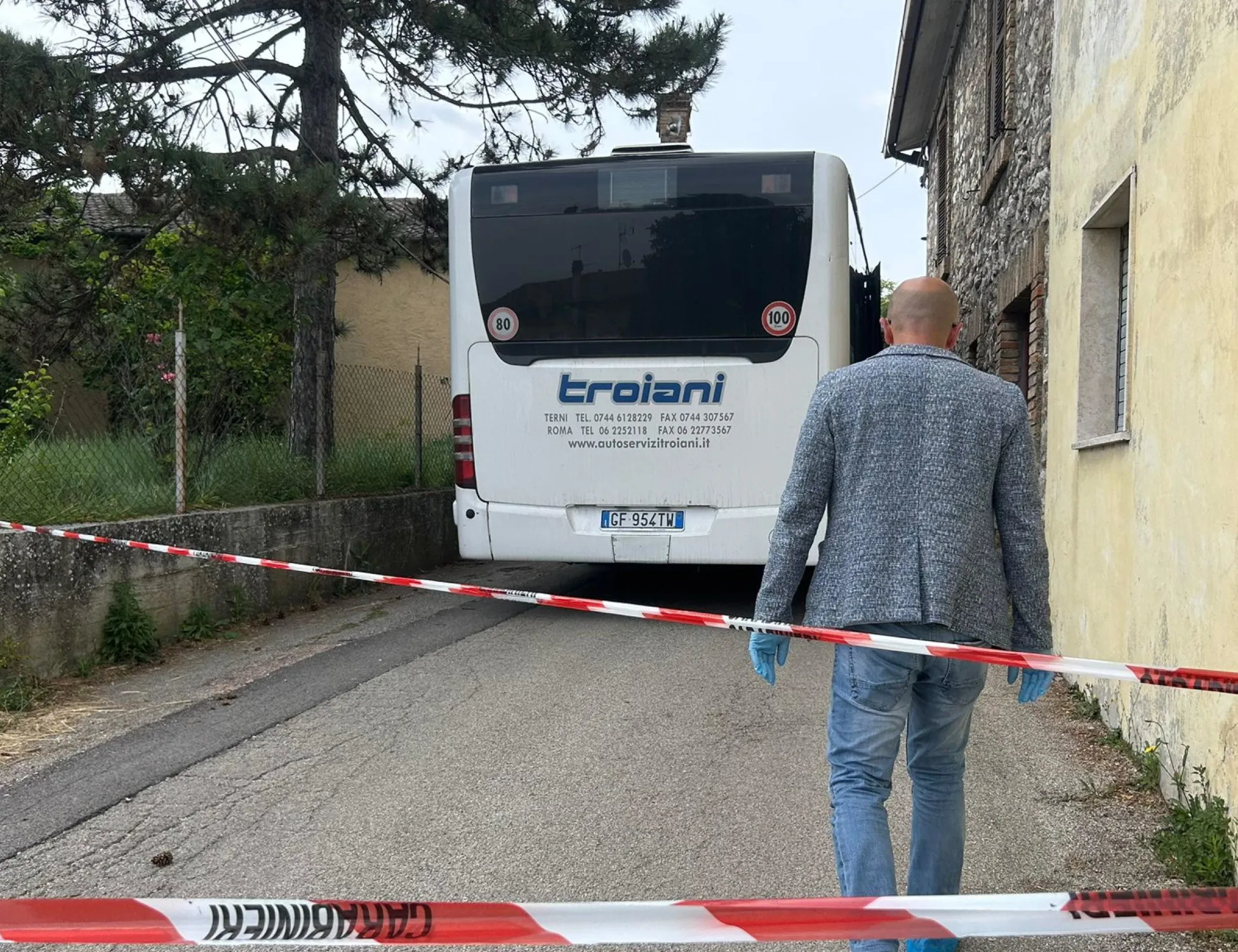 Leggi l'articolo: Marocchino massacra la moglie a martellate sul bus e va al bar