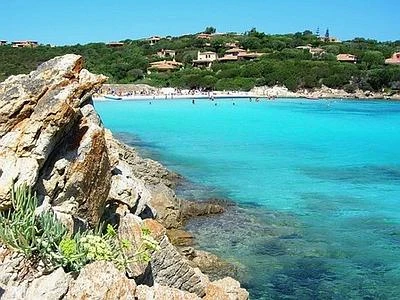 Maxi-yacht ed elicotteri in spiaggia, Costa Smeralda e Capri regno dei 'vip'