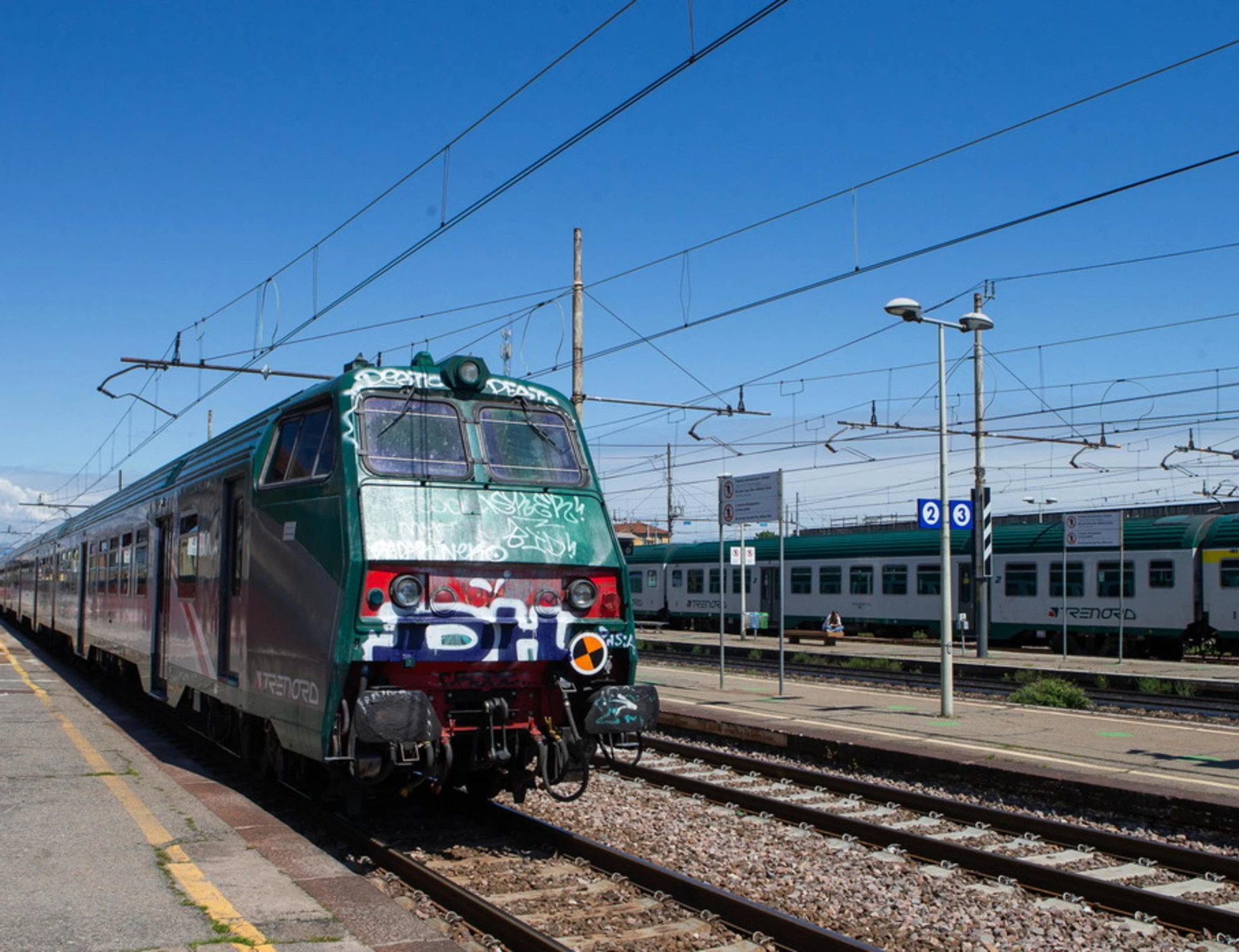 Milano, 17enne attraversa i binari in monopattino: muore travolta da un treno