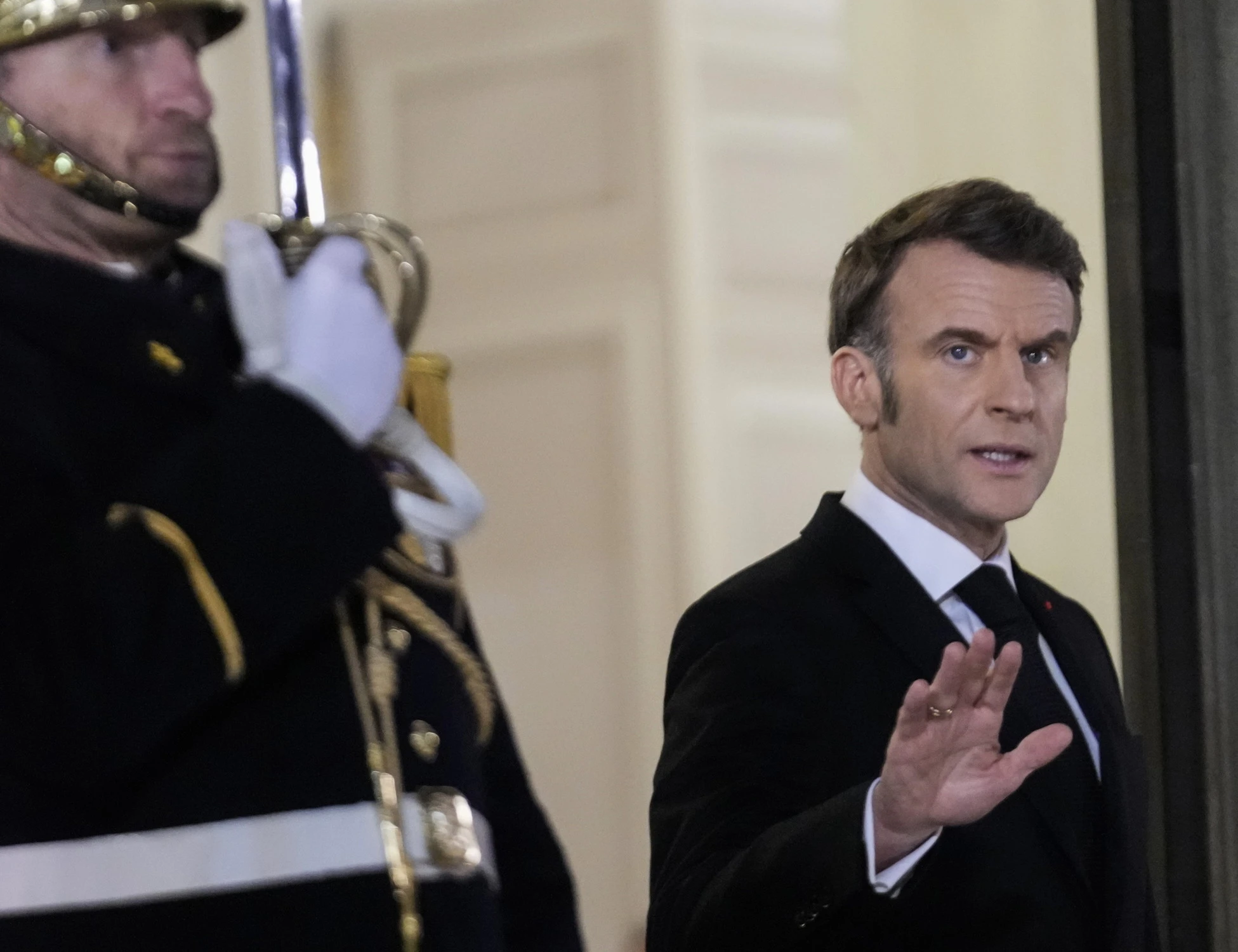 Francia, perquisito l'Eliseo: "corruzione", lo staff di Macron non fa entrare nel suo ufficio