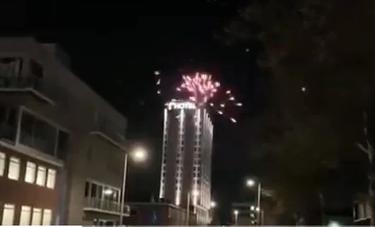 Champions, agguato notturno sotto l'hotel della Juventus: esplosioni e boati dagli ultras dell'Ajax
