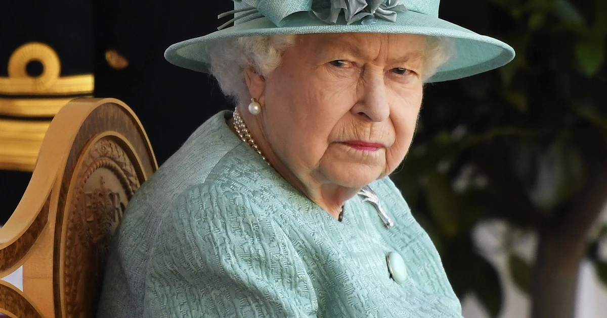 Regina Elisabetta derubata a Buckingham Palace, suicidio prefetto: vende tutto online, il fesso beccato a tempo record
