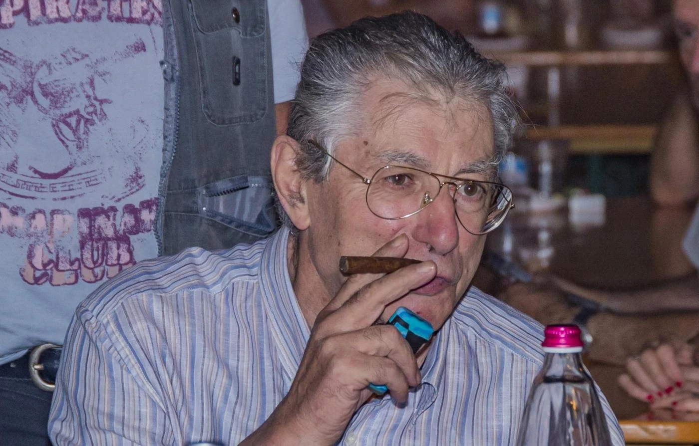 Umberto Bossi, la rivelazione: "Le mie prime esperienze sessuali? In campagna tra le balle di fieno"