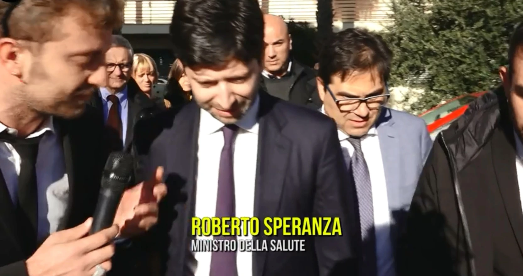 Le Iene, imboscata a Roberto Speranza: il Pertini di Roma cade a pezzi? Figuraccia del ministro: "Solo fango"