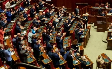 Meloni, "io non scappo". Clamoroso alla Camera: standing ovation