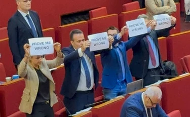 Genova, frase choc del dem a Fdi: "Vi abbiamo appesi già una volta", è caos