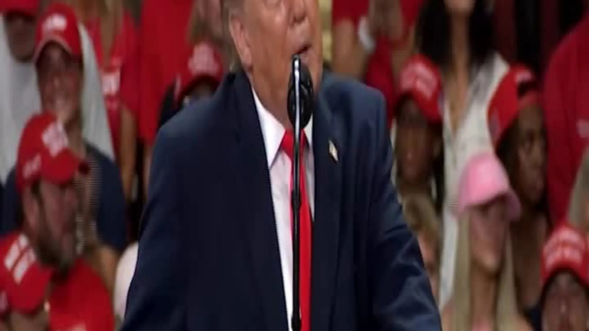 Trump in comizio interrotto da contestatori: "Pagati da Soros, sono dei perdenti"