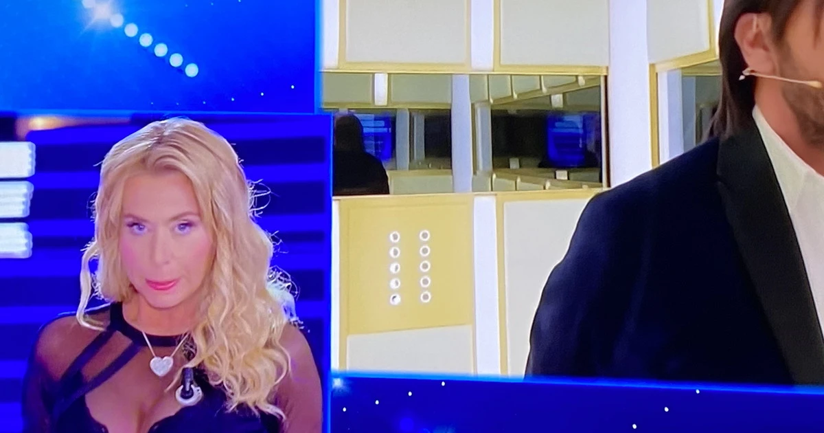 Live, "non mi va di andare avanti". Barbara D'Urso interrompe tutto: rissa tra Valeria Marini e il suo ex fuori controllo