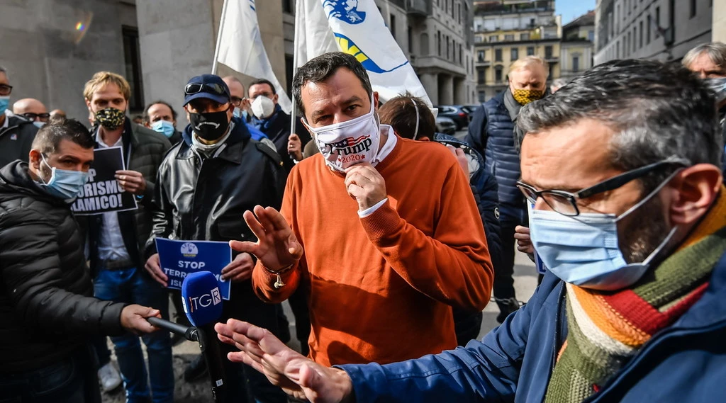 Matteo Salvini contro la Lamorgese: "Rispondi, quanti immigrati clandestini sono sbarcati in Italia insieme al killer di Nizza?"