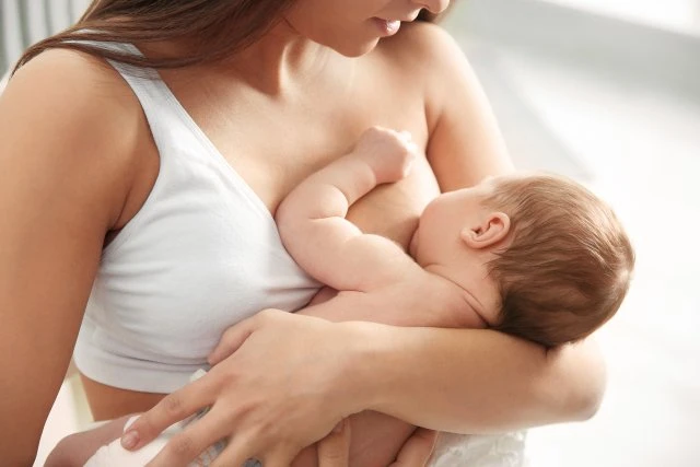 Dubbi dei neonatologi sul &apos;Bonus latte&apos; artificiale: “è comunque meglio promuovere l’allattamento al seno”