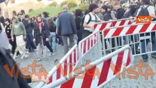 Manifestanti a Roma transennano una via che porta al Colosseo