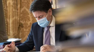 Giuseppe Conte e dpcm, voci dal Pd: "Lo fa di notte per evitare le proteste davanti a Palazzo Chigi"