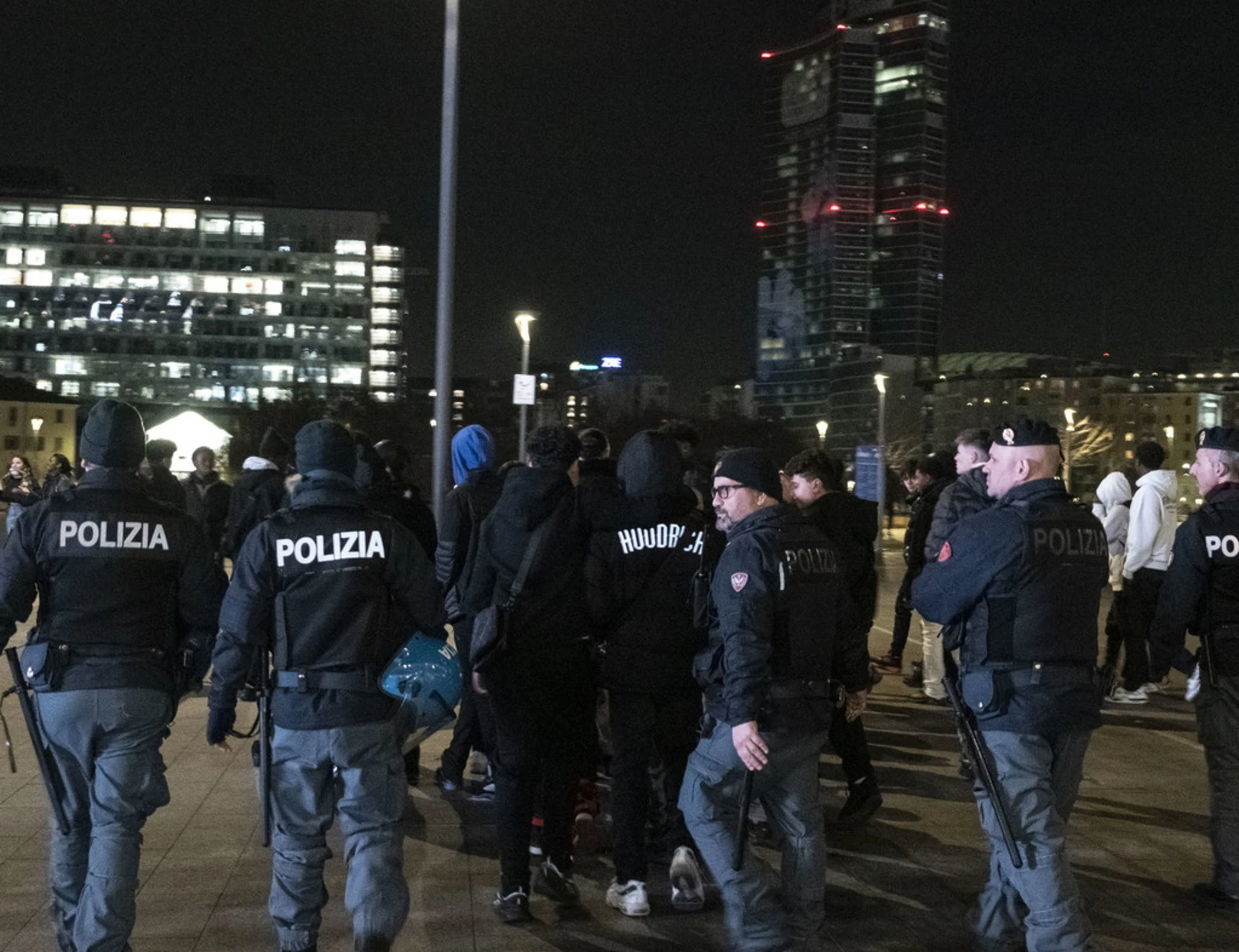 Milano, maxi-operazione contro i maranza: droga e scippi, la polizia picchia duro