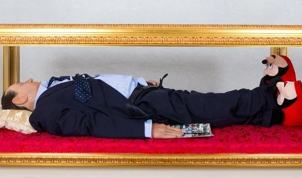 Il giorno degli sciacalliBerlusconi in una bara