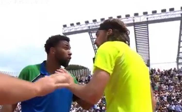 Tsitsipas colpisce Fils, rissa sotto rete: caos a Roma