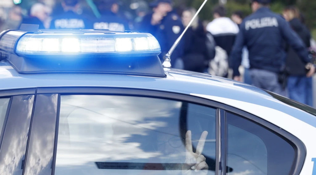 Roma, incidente mortale per un donna: schianto con un auto con 5 ragazzi a bordo