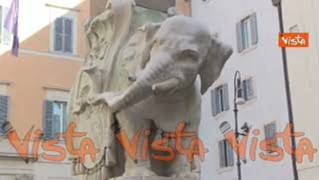 Vandali spezzano una zanna dell'elefante del Bernini a Piazza della Minerva, le immagini dei danni