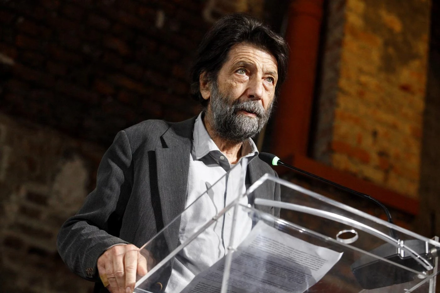 Pd, Matteo Renzi cancellato. Zingaretti raschia il fondo: Massimo Cacciari e i candidati vip alle Europee