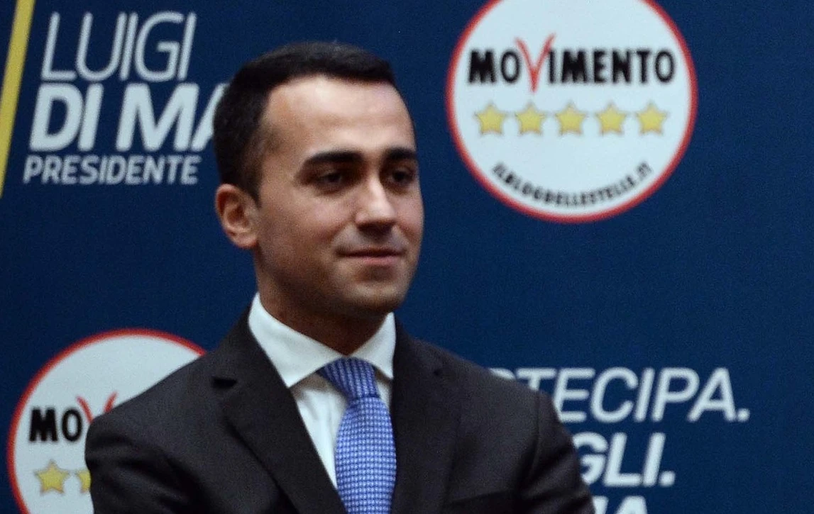 Luigi Di Maio svergognato: "Ha speso 6mila euro in cancelleria, ecco come usa i soldi pubblici"