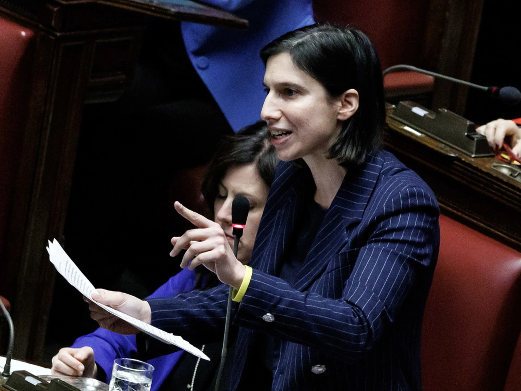 Elly Schlein contro Meloni: "Fugge ancora, ricattata, muta davanti agli insulti". Ancora caos in aula