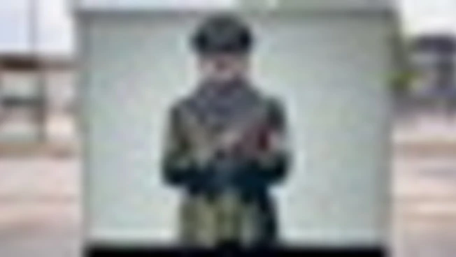 Milano,  compare un murale che raffigura Hitler con la kefiah 