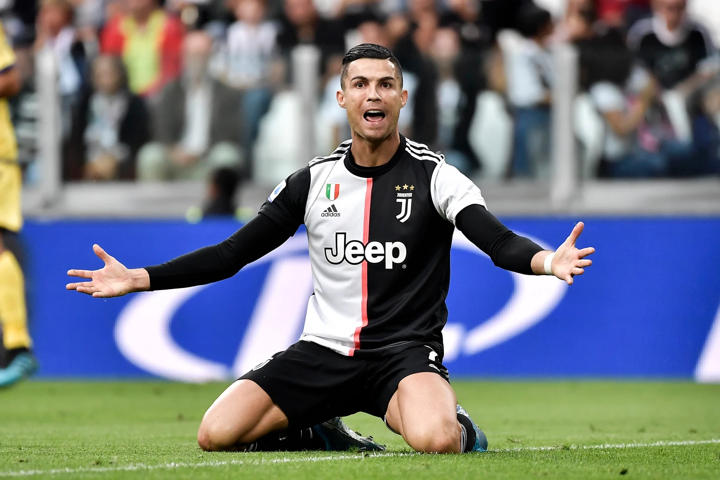 Cristiano Ronaldo, guerra nucleare con la Fifa: Oscar del calcio, mai citato e censurato. Lui risponde così