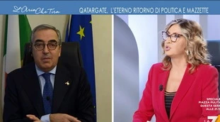 Merlino-Gasparri, alta tensione: "Non vi siete alzati", "Non c'è l'obbligo"