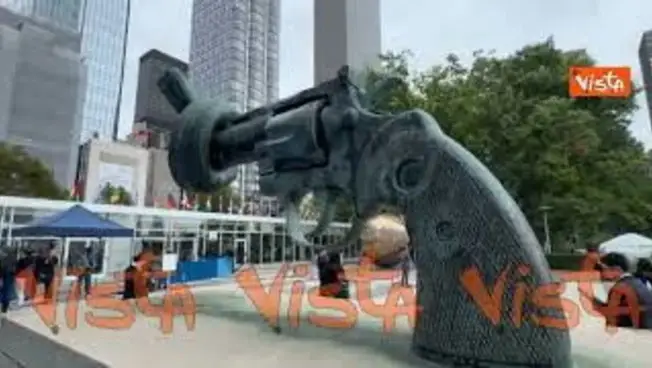Leggi l'articolo: La pistola annodata, simbolo dell'Onu, davanti alla sede delle Nazioni Unite a New York