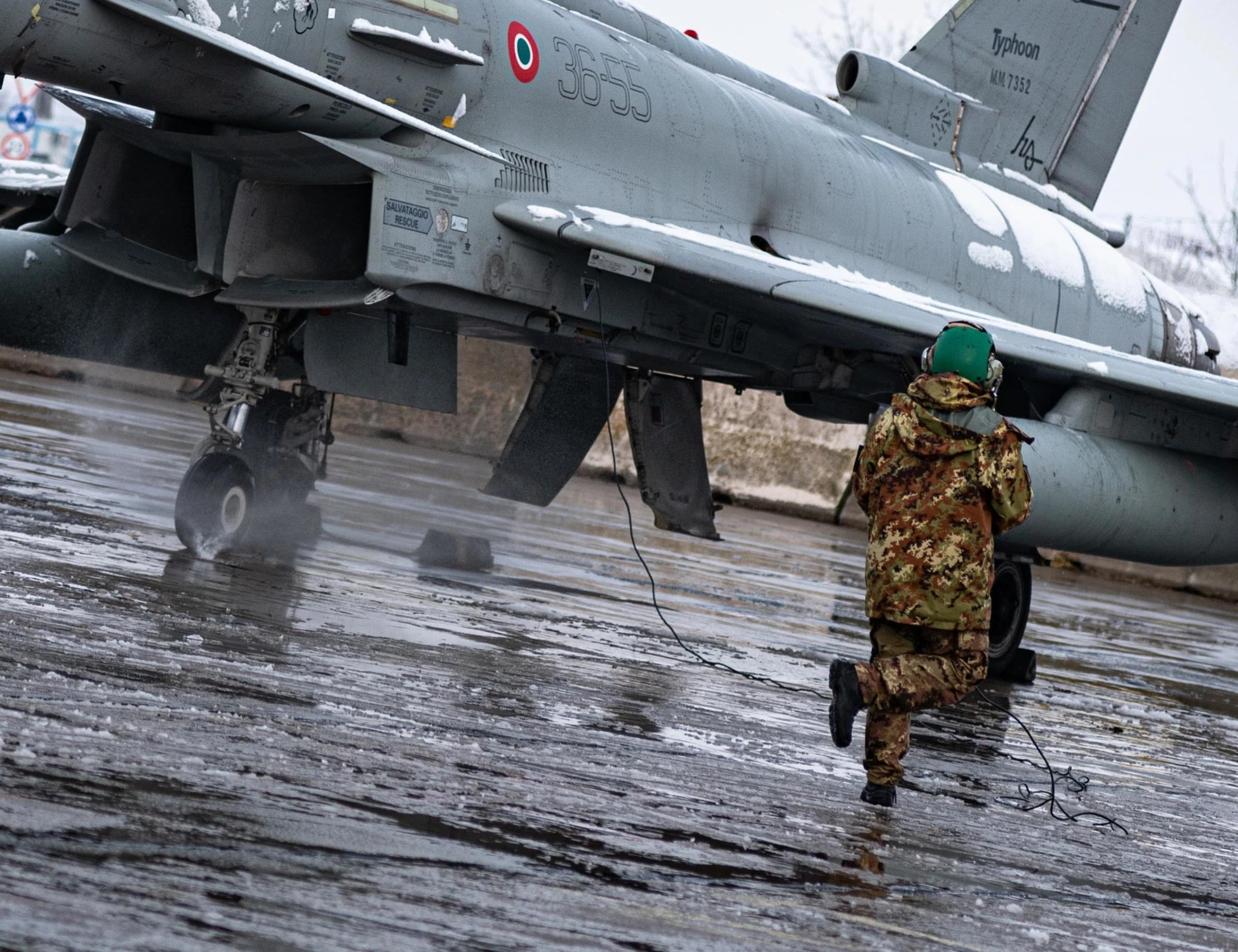 Roma, boati e jet a bassa quota: ansia in città, cosa è successo
