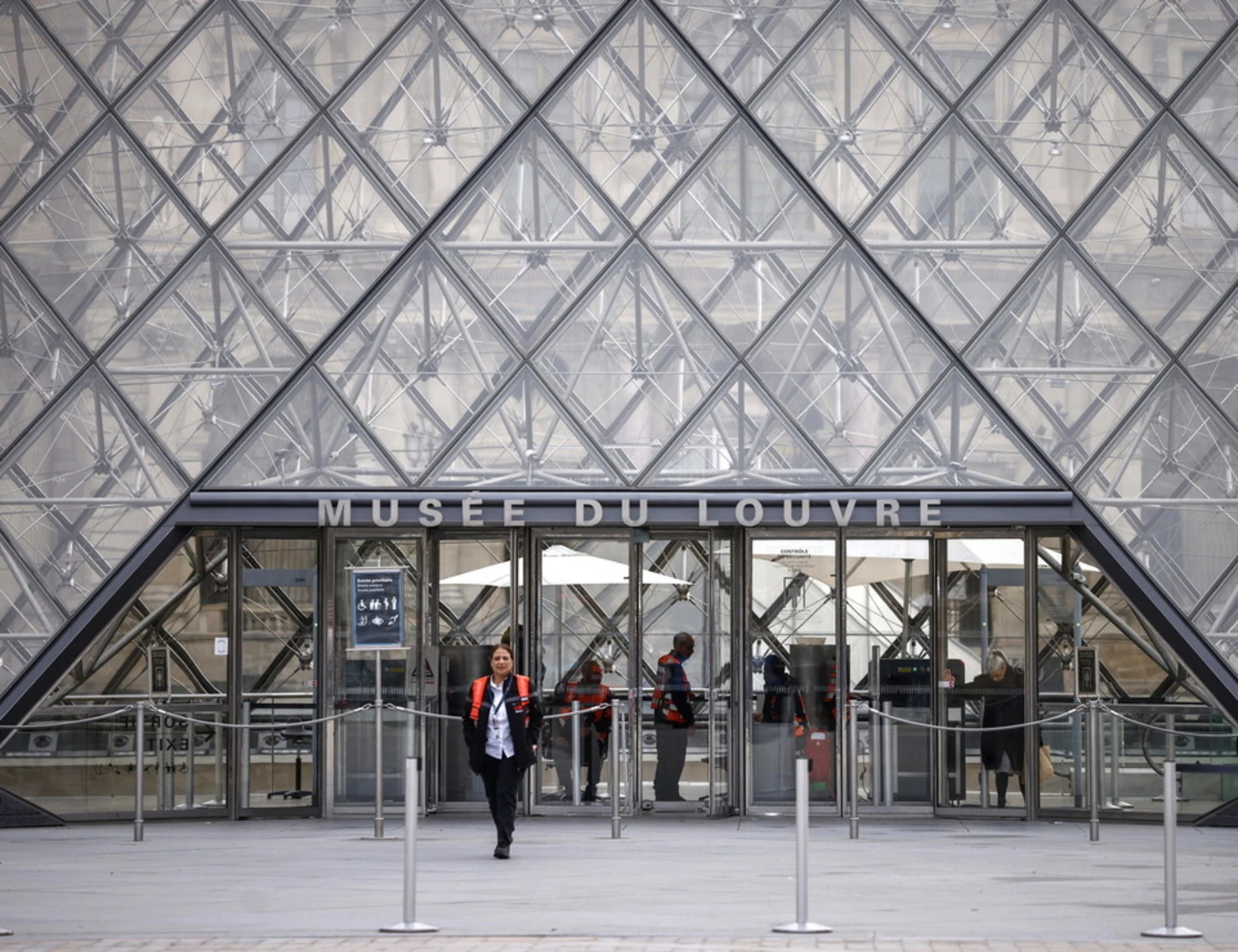 Leggi l'articolo: 'Stavano fuggendo'. Louvre, chi sono i ladri arrestati