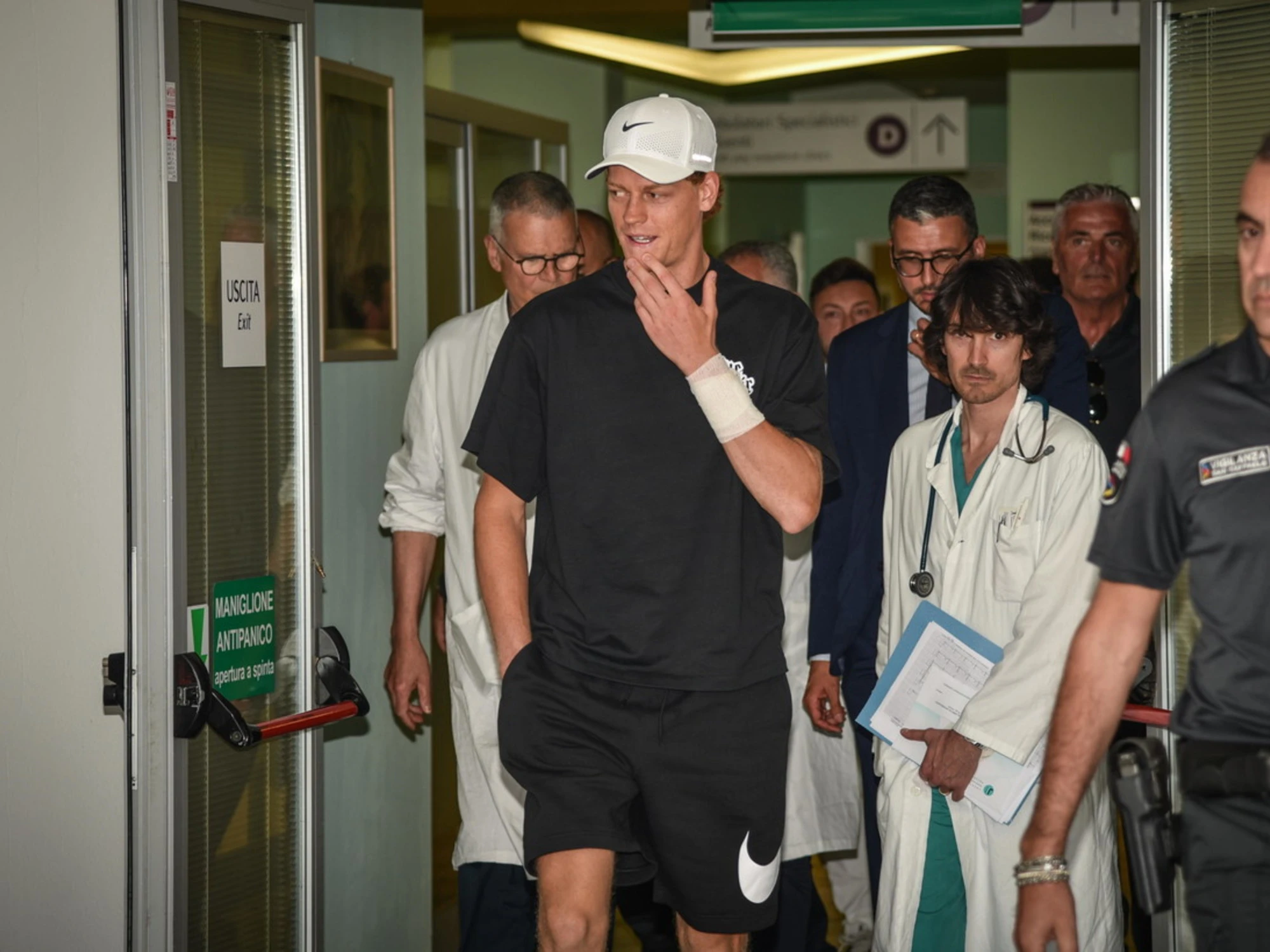 Dopo i controlli al San Raffaele, resta un pesante dubbio: ansia per Sinner